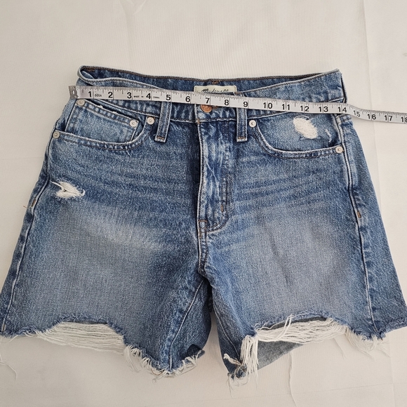 Madewell Relaxed Mid-Length Distressed Denim Shorts Size 24 Raw Hem Ripped - Picture 7 of 9